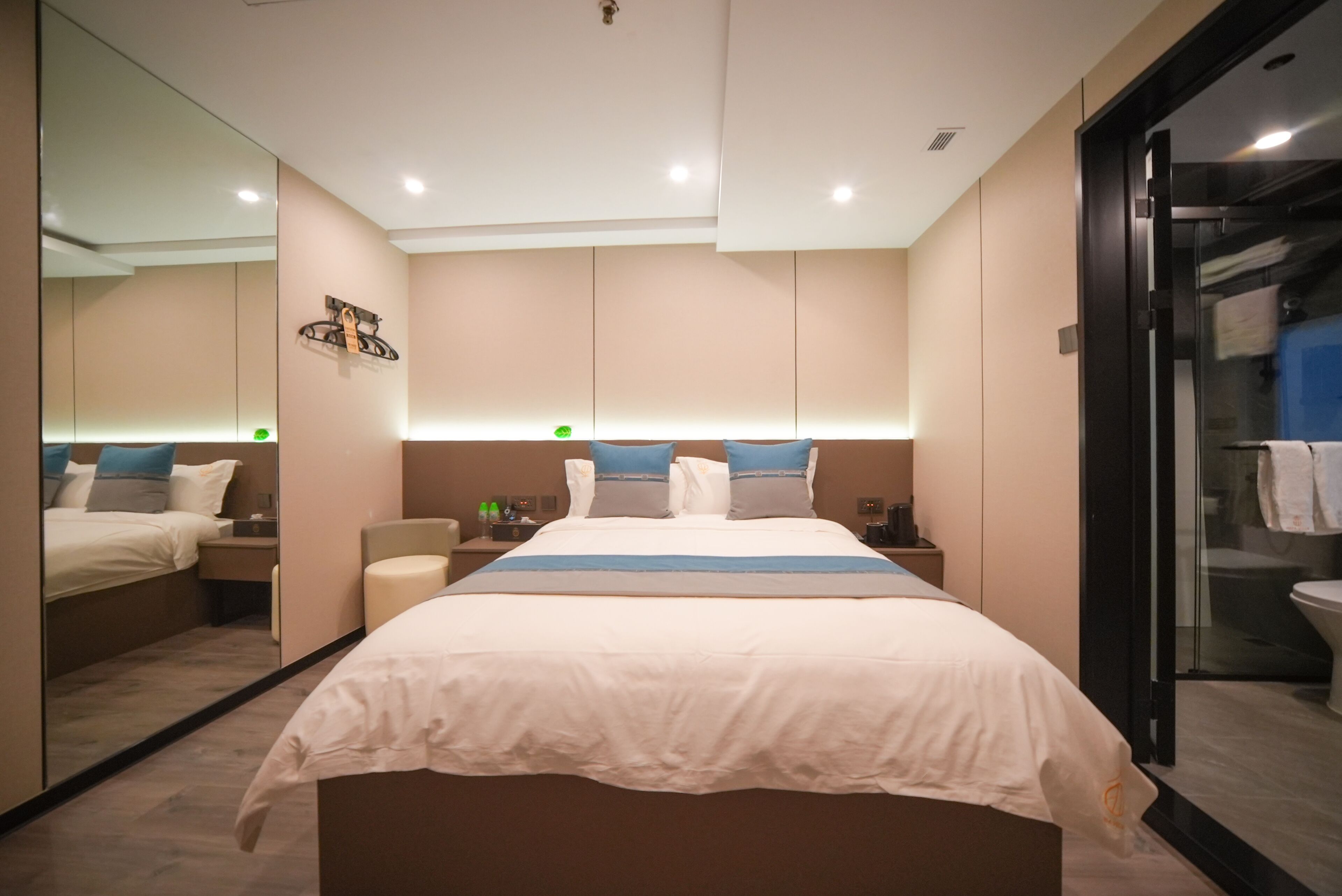 Business Double Room | Desk, free WiFi, bed sheets
