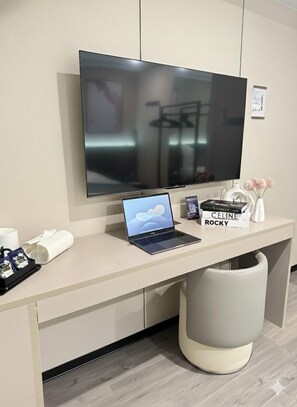 غرفة مزدوجة لرجال الأعمال | مكتب وواي فاي مجانًا وملاءات أسرّة