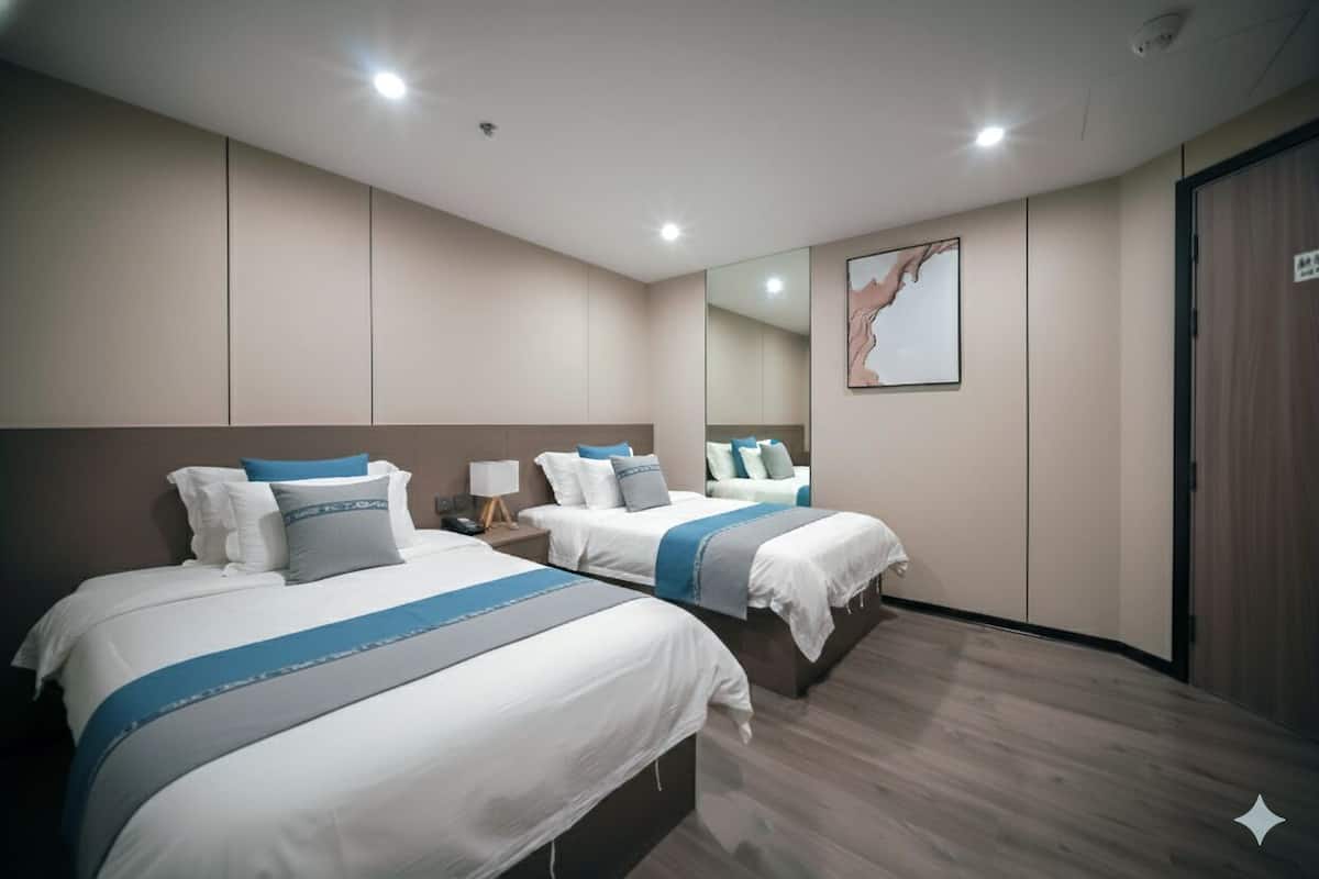 Quadruple Room | Desk, free WiFi, bed sheets