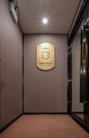 Un pasillo con un cartel de Hafa Villa, que indica que es un hotel para alquileres de corta duración.