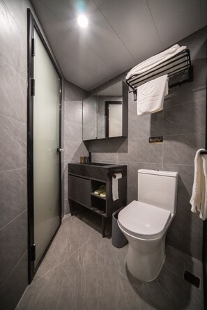 Superior Double Room | Bathroom | Shower, hair dryer, towels, shampoo