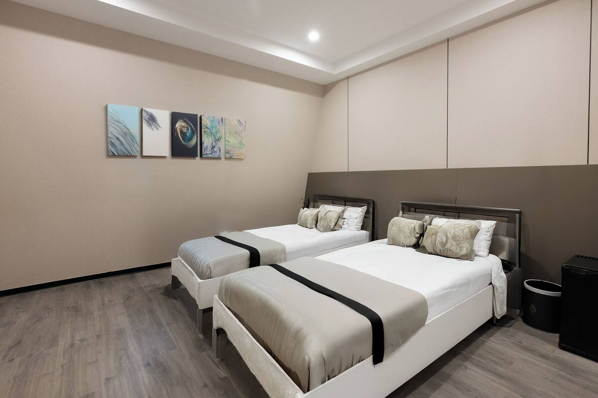 Superior Twin Room | Desk, WiFi (free), bed sheets