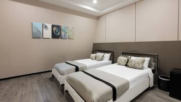 Habitación superior con 2 camas individuales | Escritorio, wifi gratis, ropa de cama