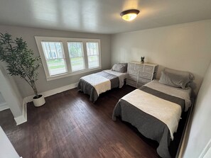 5 chambres, fer et planche à repasser, lit de bébé portatif