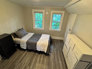 5 bedrooms, iron/ironing board, WiFi, bed sheets - Charming Historic 5BR Home • Close to Universities, Hospital & Downtown (Flint)