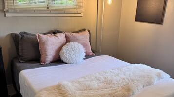 5 bedrooms, iron/ironing board, WiFi, bed sheets