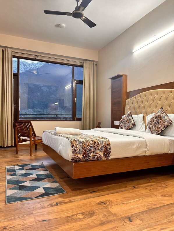 Executive Room, Balcony | Iron/ironing board, free WiFi