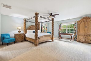 4 slaapkamers, een bureau, een strijkplank/strijkijzer, reisbedje