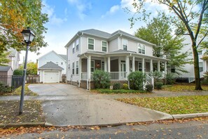 Exterior - Sojourn Beautiful Family Home with Backyard in Ghent (Norfolk)