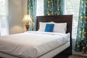 4 soverom, skrivebord, strykejern/-brett og reiseseng for barn