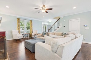 Een open haard en een kantoor