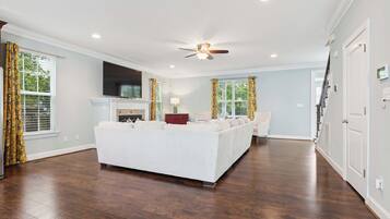 Een open haard en een kantoor