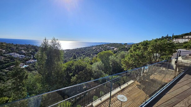 A balcony with a clear view of the sea and surrounding greenery. - Master villa for 14 people with air conditioning (LES ISSAMBRES)