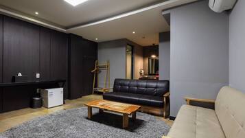 VIP | Hypo-allergenic bedding, individually decorated, desk, blackout drapes