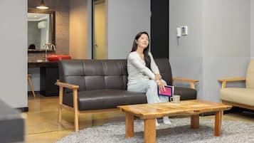 Suite Twin | Hypo-allergenic bedding, individually decorated, desk, blackout drapes