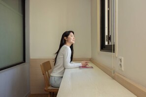 Deluxe Twin | Allergitestet sengetøy, individuelt dekorert og skrivebord