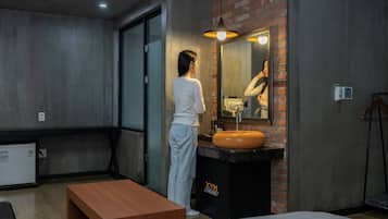 Deluxe | Hypo-allergenic bedding, individually decorated, desk, blackout drapes