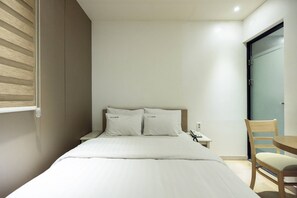 Hypo-allergenic bedding, individually decorated, desk, blackout curtains - Icheon XYM Hotel (Icheon)
