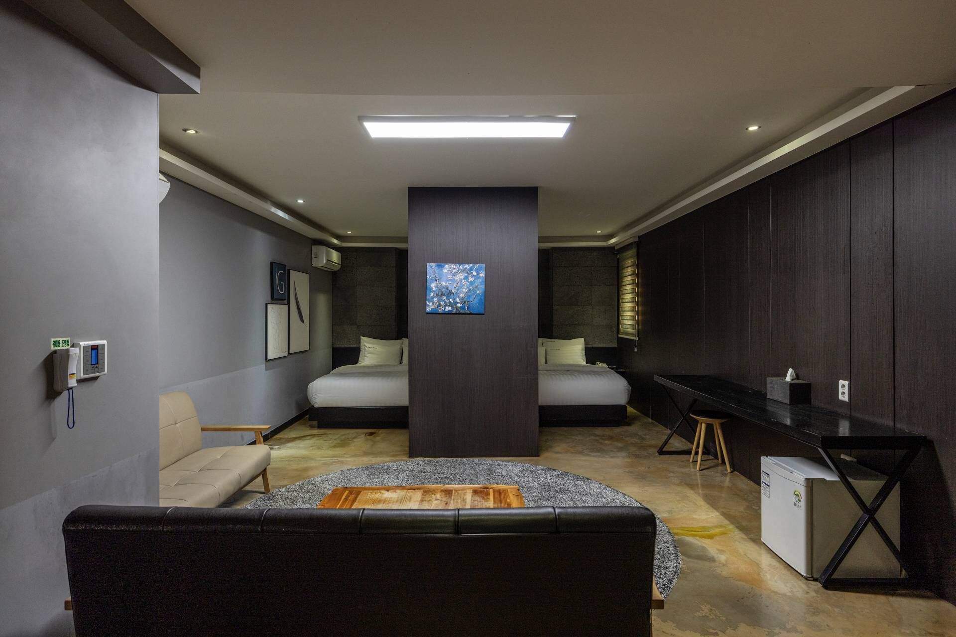 ルーム (VIP) | 低刺激性寝具、客室ごとに異なる装飾、デスク、遮光カーテン