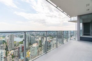 Property grounds - Luxury Living above the Clouds! Best of Vancouver! (Vancouver)