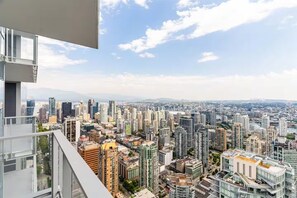 Property grounds - Luxury Living above the Clouds! Best of Vancouver! (Vancouver)