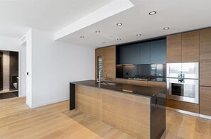 Microwave, oven, stovetop, dishwasher - Luxury Living above the Clouds! Best of Vancouver! (Vancouver)