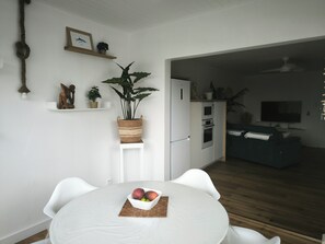 Dining - To the alamandas (Saint-François)