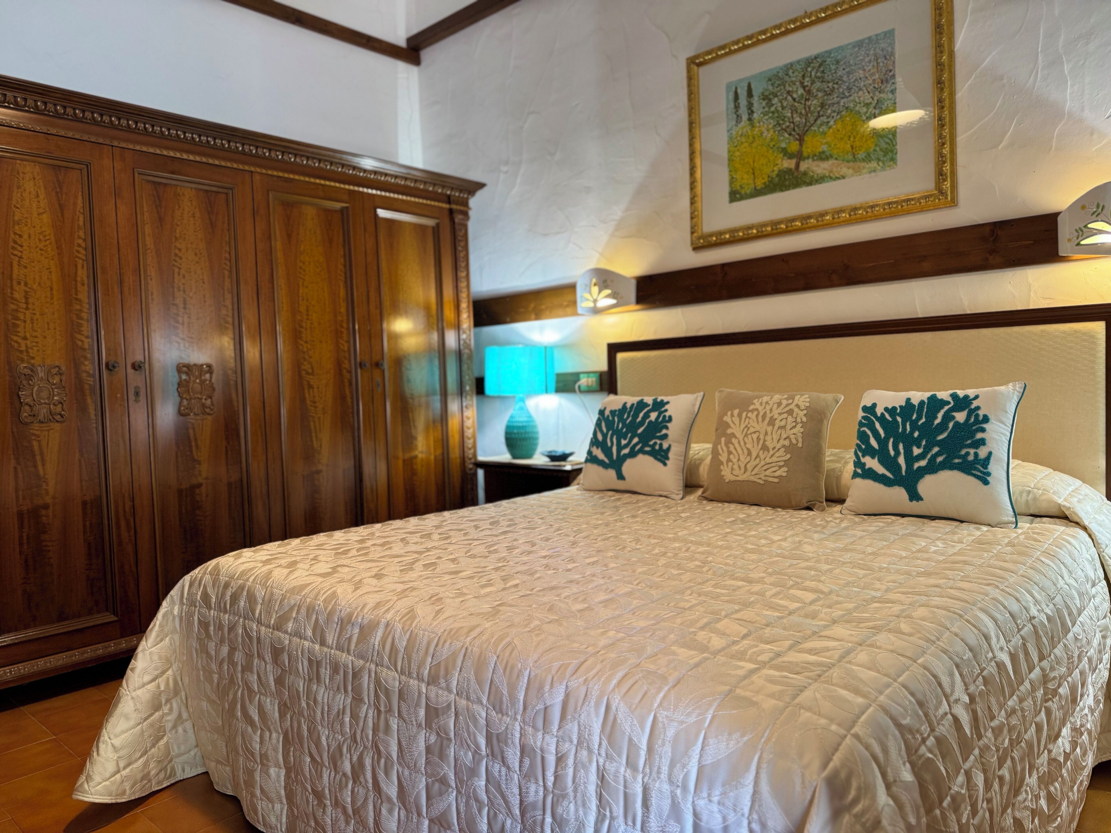 Een strijkplank/strijkijzer, wifi, beddengoed