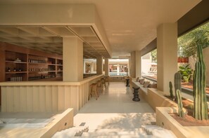 Swim-up bar - Xishuangbanna Jinghong Hepuli Yue Hotel (Xishuangbanna Dai)