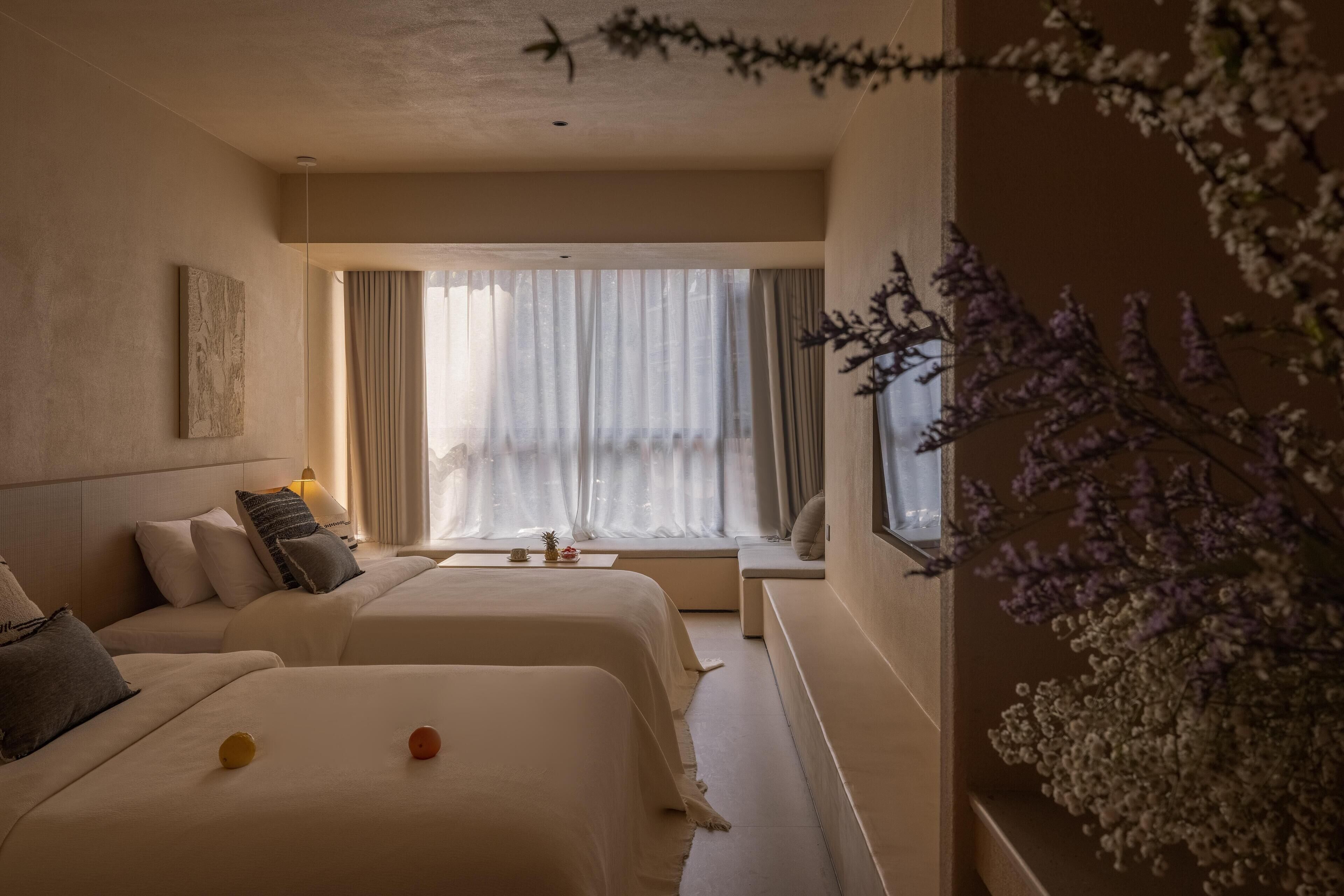 Standardværelse med 2 enkeltsenge - udsigt til gårdsplads | Mørklægningsgardiner, strygejern/strygebræt, gratis Wi-Fi, sengetøj