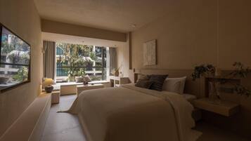 Quarto casal standard, vista para o pátio | Espaço de trabalho para notebook, cortinas blackout