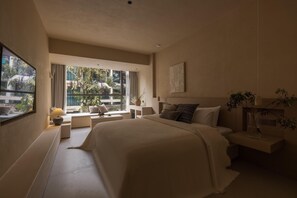 Quarto casal standard, vista para o pátio | Espaço de trabalho para notebook, cortinas blackout