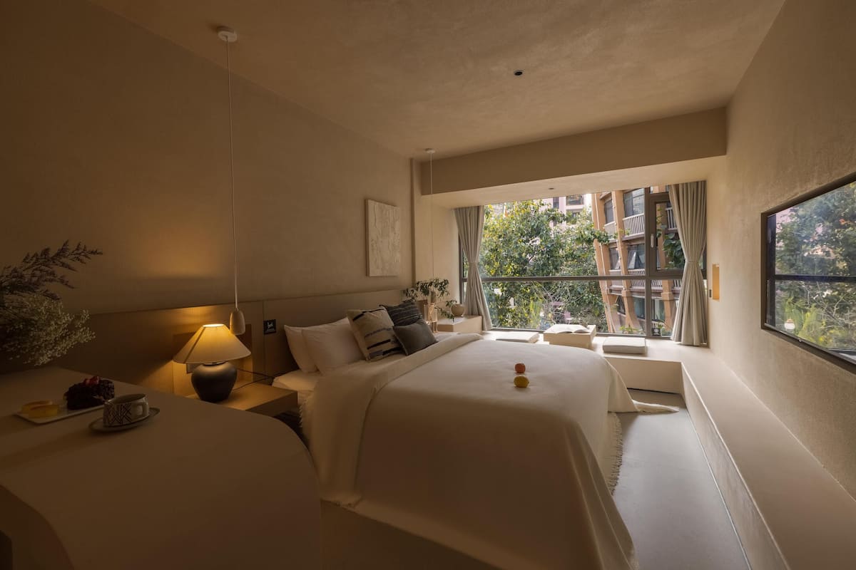 Quarto casal standard, vista para o pátio | Espaço de trabalho para notebook, cortinas blackout