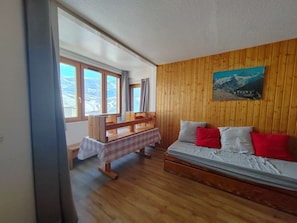 Interior - Charming 2-bedroom apartment on the 4th floor, south-facing, with mountain/resort views (VAL THORENS)