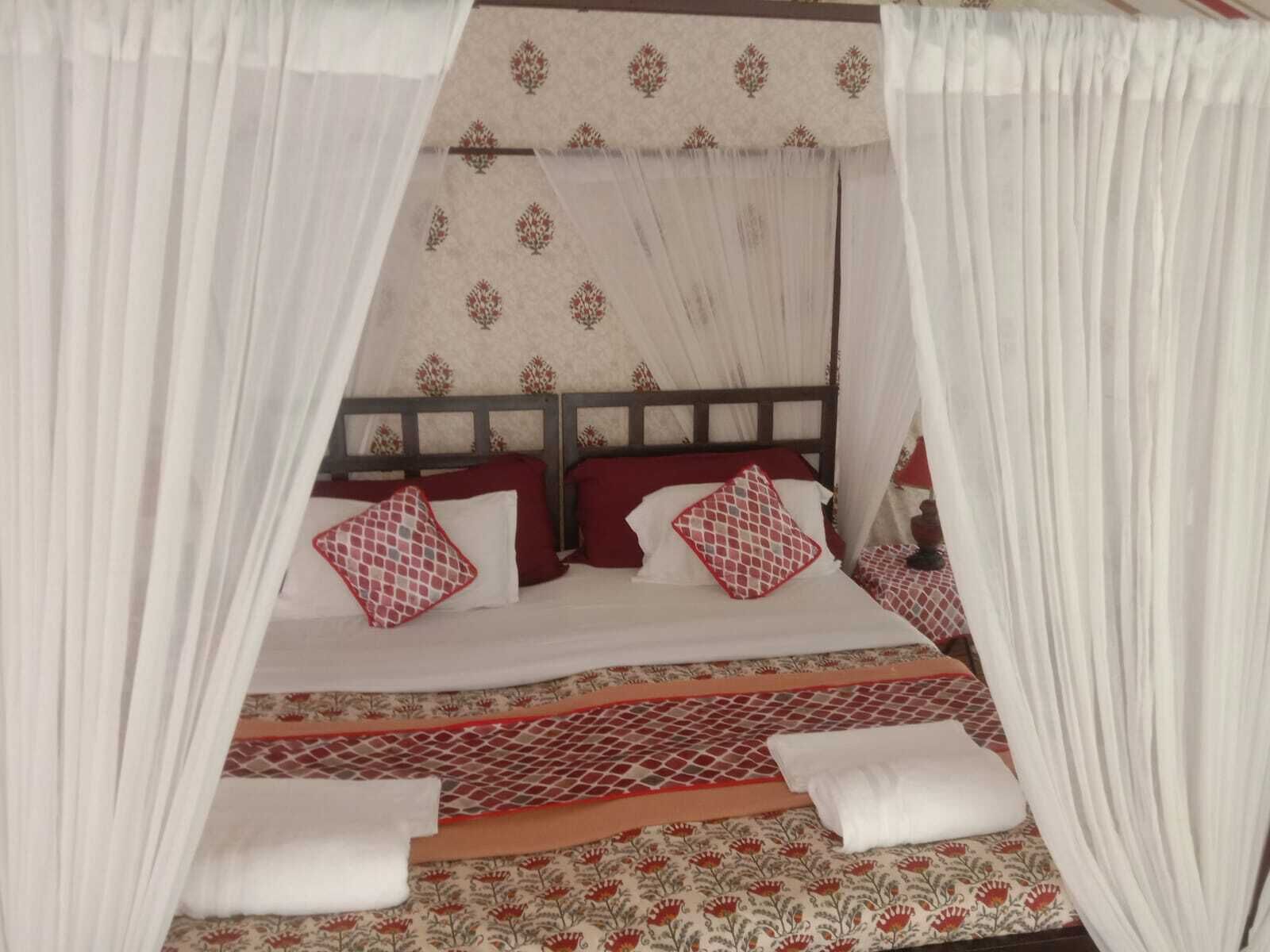 ラグジュアリー テント ガーデンビュー | デスク、ノートパソコン用作業スペース