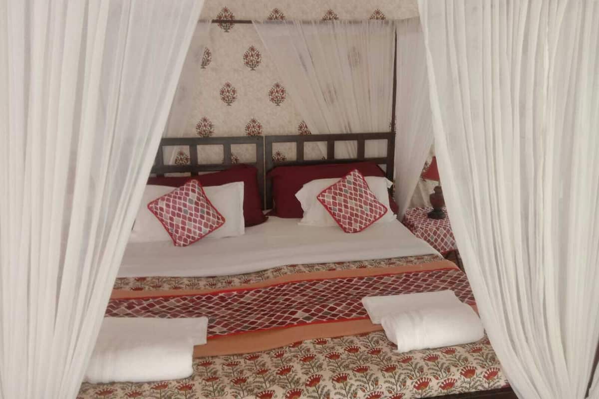 Luxury Tent, Garden View | Desk, laptop workspace