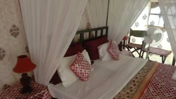 Tent, Garden View | Meja, ruang kerja komputer riba