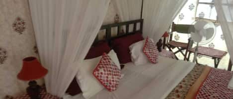 Tienda de campaña de lujo, vista al jardín | Escritorio y espacio para trabajar con laptop