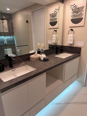 Shower, hair dryer, towels, toilet paper - 1-bedroom beachfront condo in Playa Encanto Encantame Soleil (Puerto Penasco)