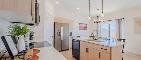 冰箱、微波炉、烤箱、炉灶