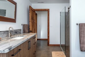 Shower, towels, soap, shampoo - Tranquil Home 10 mins from Mohawk Mountain: Skiing, hiking, nature! (Litchfield)