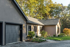 Exterior - Tranquil Home 10 mins from Mohawk Mountain: Skiing, hiking, nature! (Litchfield)