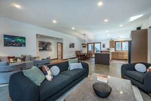 Smart TV, books - Tranquil Home 10 mins from Mohawk Mountain: Skiing, hiking, nature! (Litchfield)