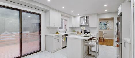 Refrigerador, microondas, tetera eléctrica y utensilios de cocina