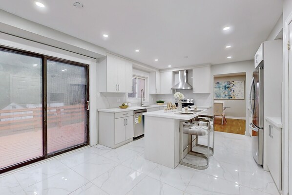 ثلاجة، ميكروويف، غلّاية كهربائية، مستلزمات طهي/أطباق/أوعية