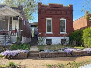 Exterior - Cozy, historic South St. Louis bungalow. Right off I-55 making trips 10-20min! (St. Louis)