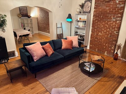 Cozy, historic South St. Louis bungalow. Right off I-55 making trips 10-20min!