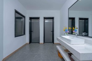 Free toiletries, hair dryer, bathrobes, slippers - Healing House (Zhangjiajie)