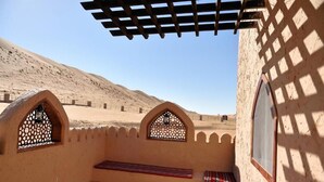 خزنة داخل الغرفة ومكتب وتجهيزات عازلة للصوت ومكواة/لوح كي