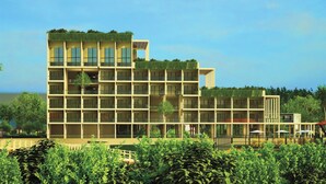 Een modern meerlaags gebouw met een plat dak, grote ramen en een dakterras.